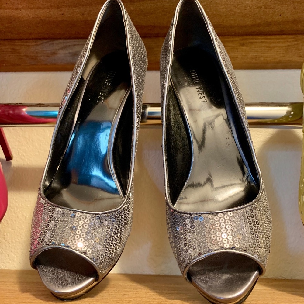 Nine West silver sequin peep toe heels💎